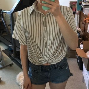 Cropped short sleeve blouse with collar
